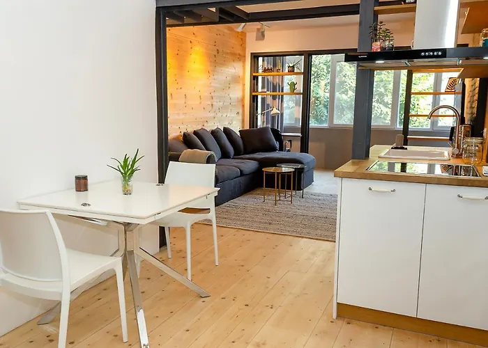 Bright & Spacious 1bd With A Charming Balcony By Flat Mаnager וארנה